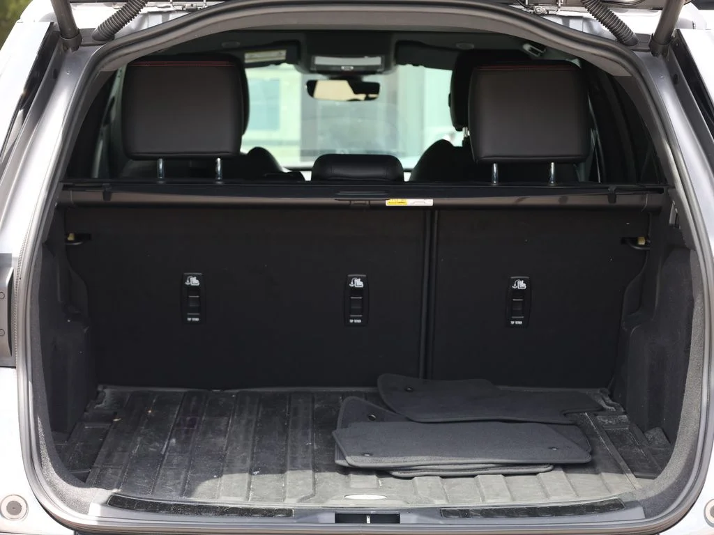 Used 2023 Gray Land Rover S R-Dynamic image 8