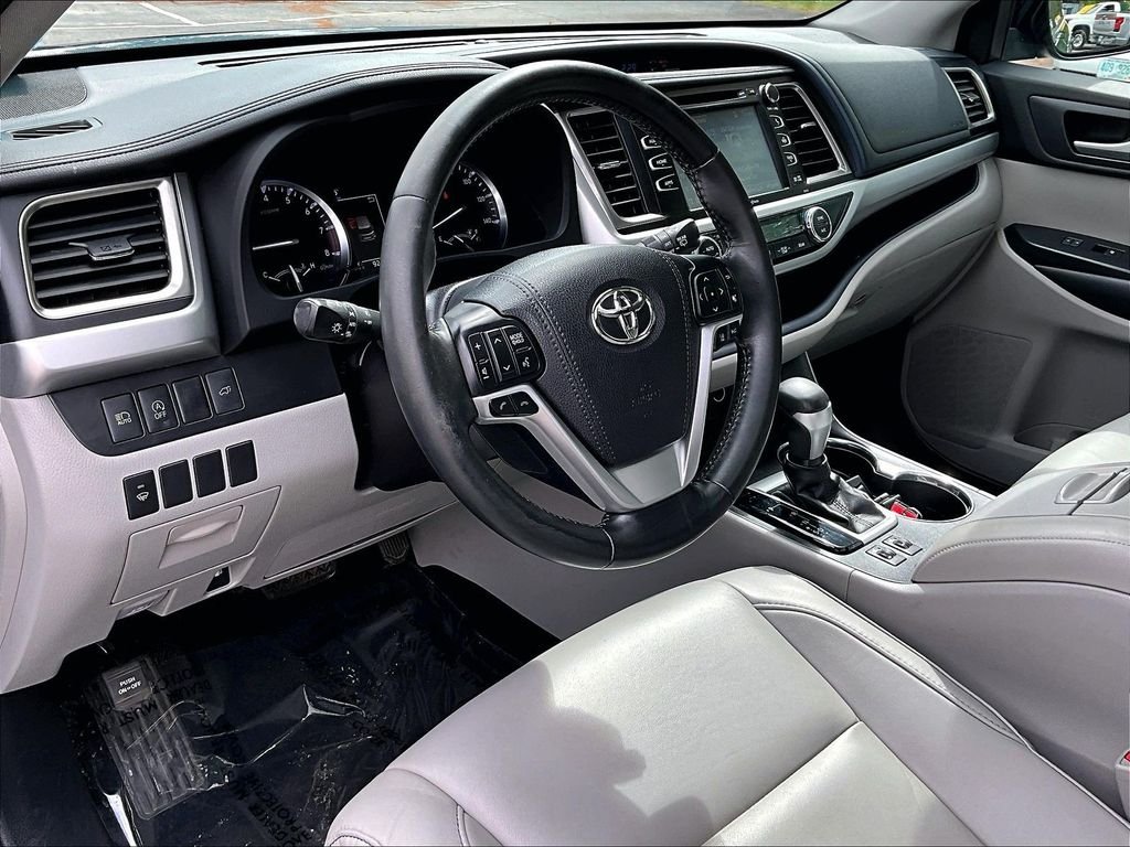 Used 2017 Shoreline Blue Pearl Toyota XLE image 8