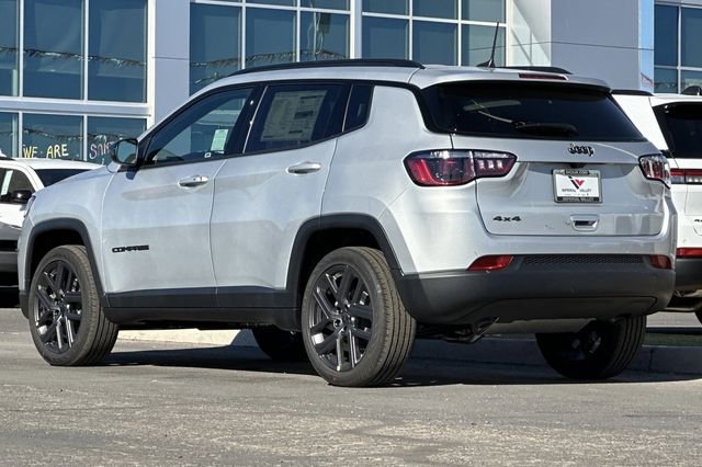 New 2026 Silver Zynith Metallic Clearcoat Jeep Latitude image 9