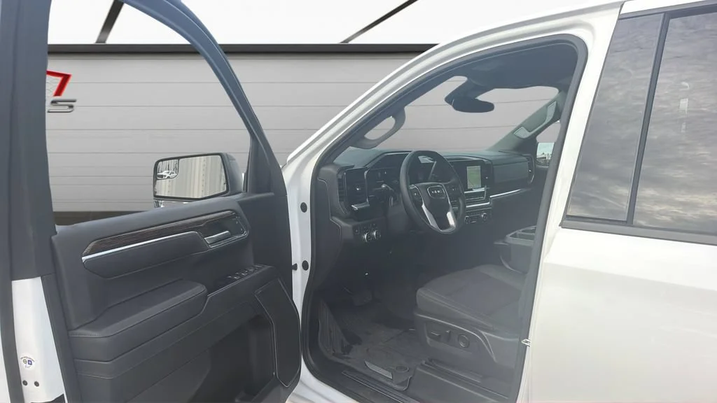 Used 2023 White GMC Elevation image 11