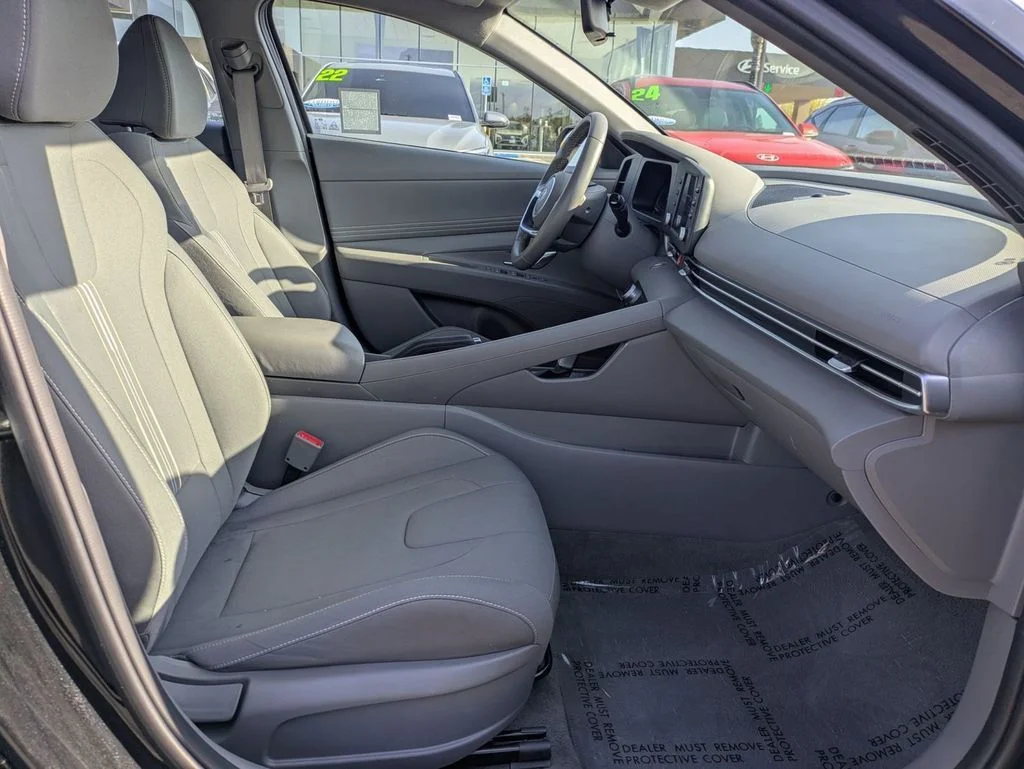 Used 2025 Black Hyundai SEL Sport image 28