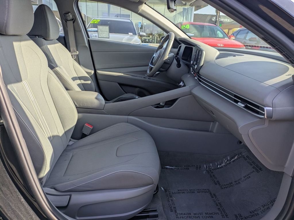 2025 Hyundai Elantra SEL - Photo 29