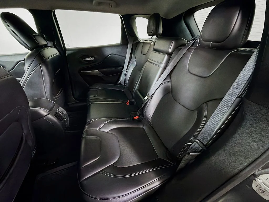 Used 2019 Gray Jeep Latitude Plus image 18