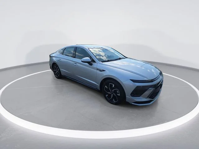 Used 2025 Silver Hyundai SEL image 2