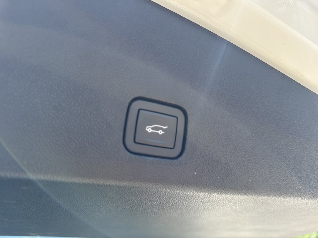 Used 2025 White Cadillac Premium Luxury image 12