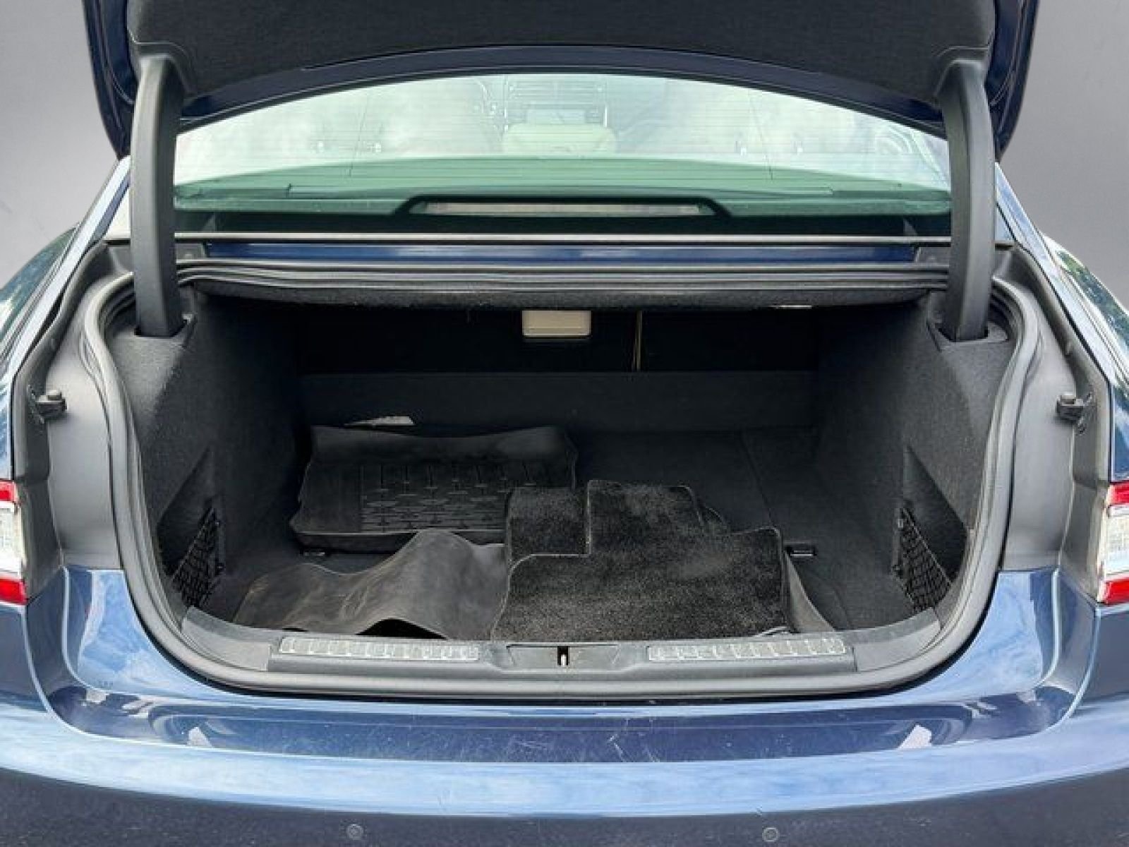 Used 2017 Black Lincoln Reserve image 28