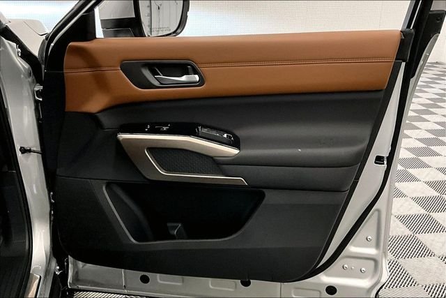 New 2025 Brilliant Silver Metallic Nissan Platinum image 36