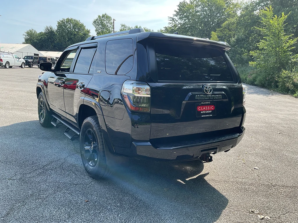Used 2019 Midnight Black Metallic Toyota SR5 Premium image 5