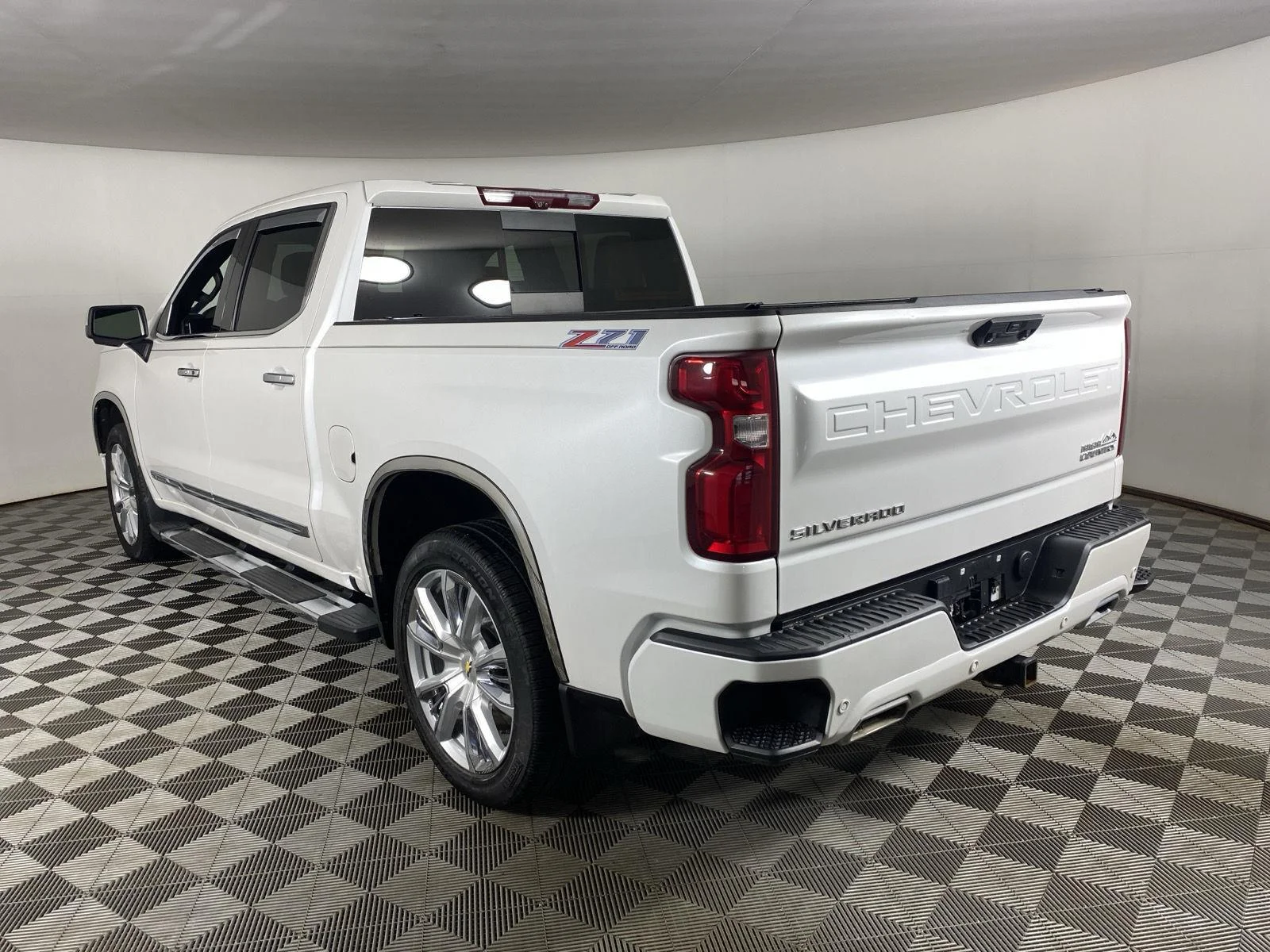 Used 2023 Iridescent Pearl Tricoat Chevrolet High Country image 5