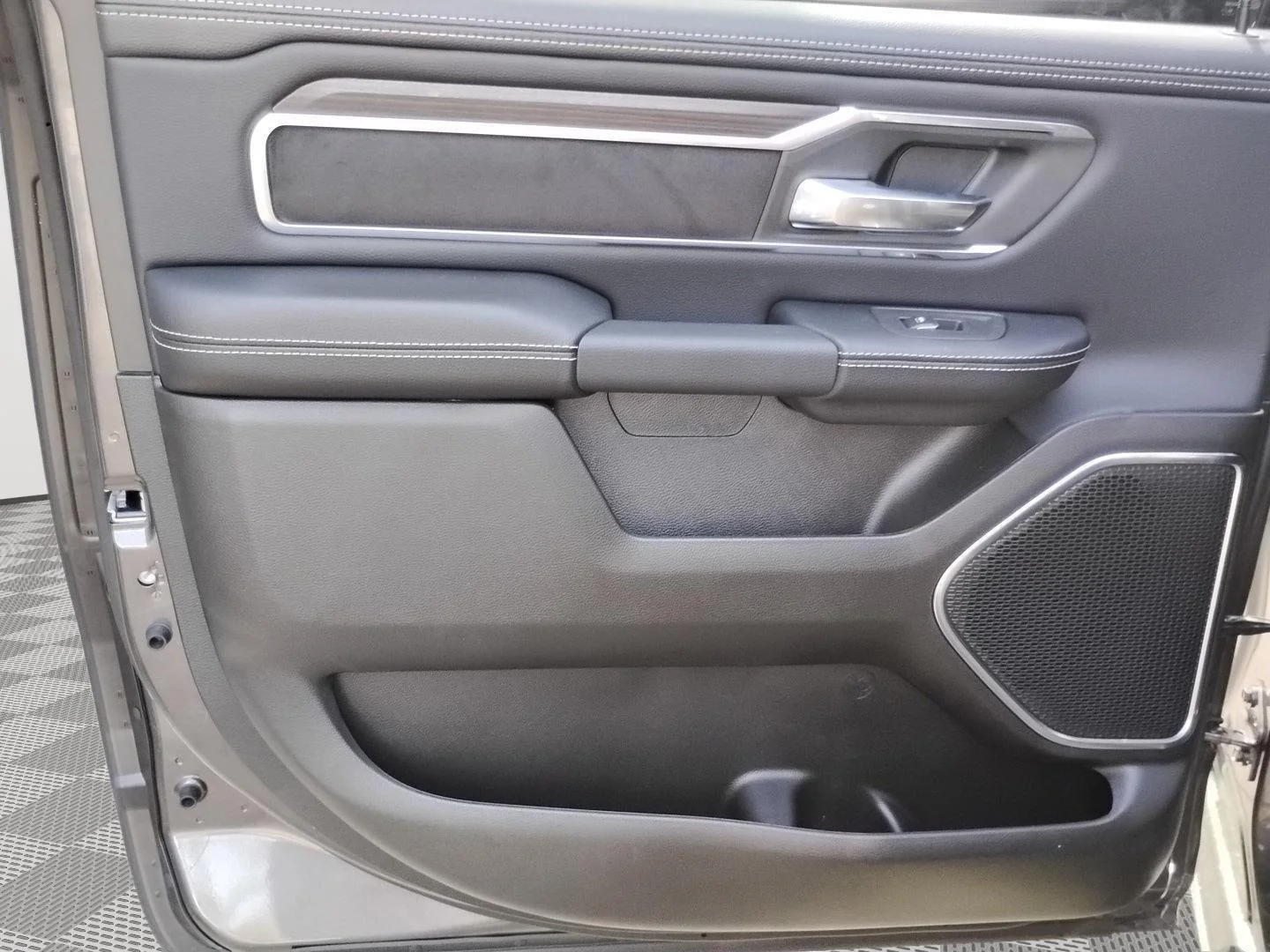 New 2026 Granite Crystal Metallic Clear-Coat Exterior Paint RAM Laramie image 31