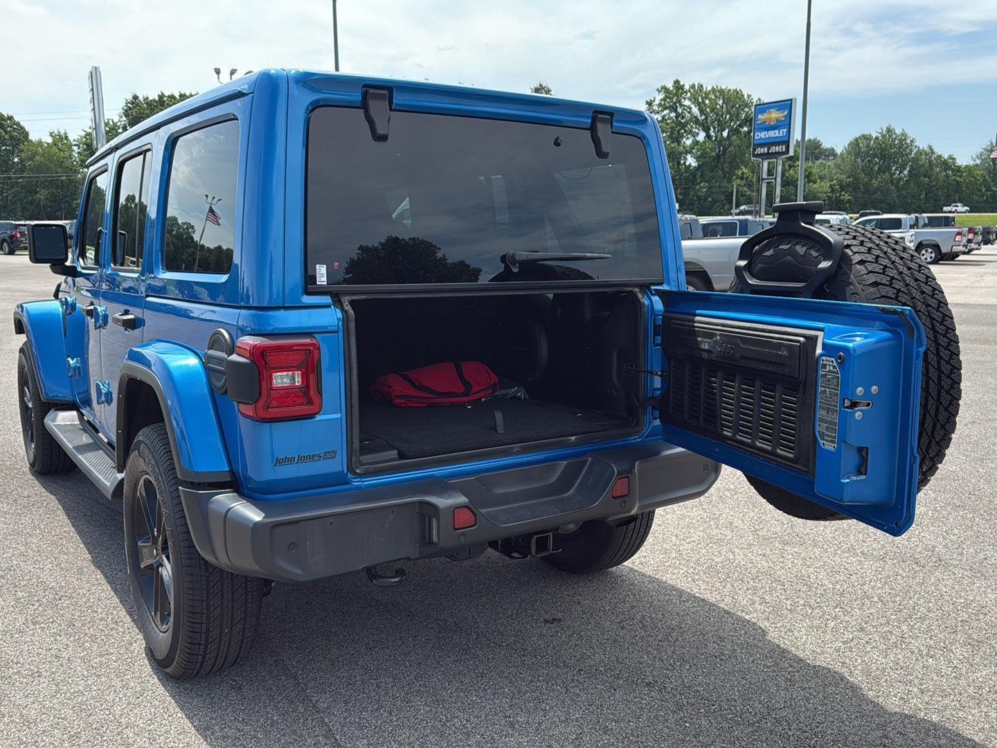 Used 2022 Hydro Blue Pearlcoat Jeep Unlimited Sahara Altitude image 11