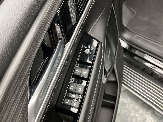 Used 2023 Diamond Black Crystal Pearlcoat Jeep Series III image 10