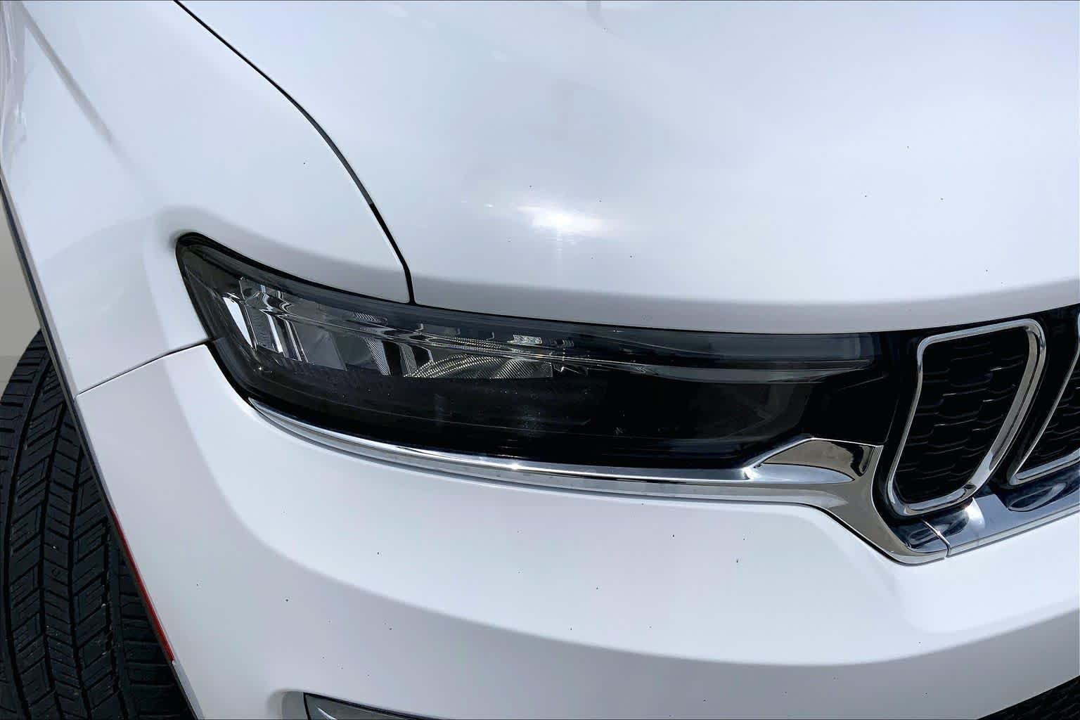 Used 2024 Bright White Clearcoat Jeep  image 27