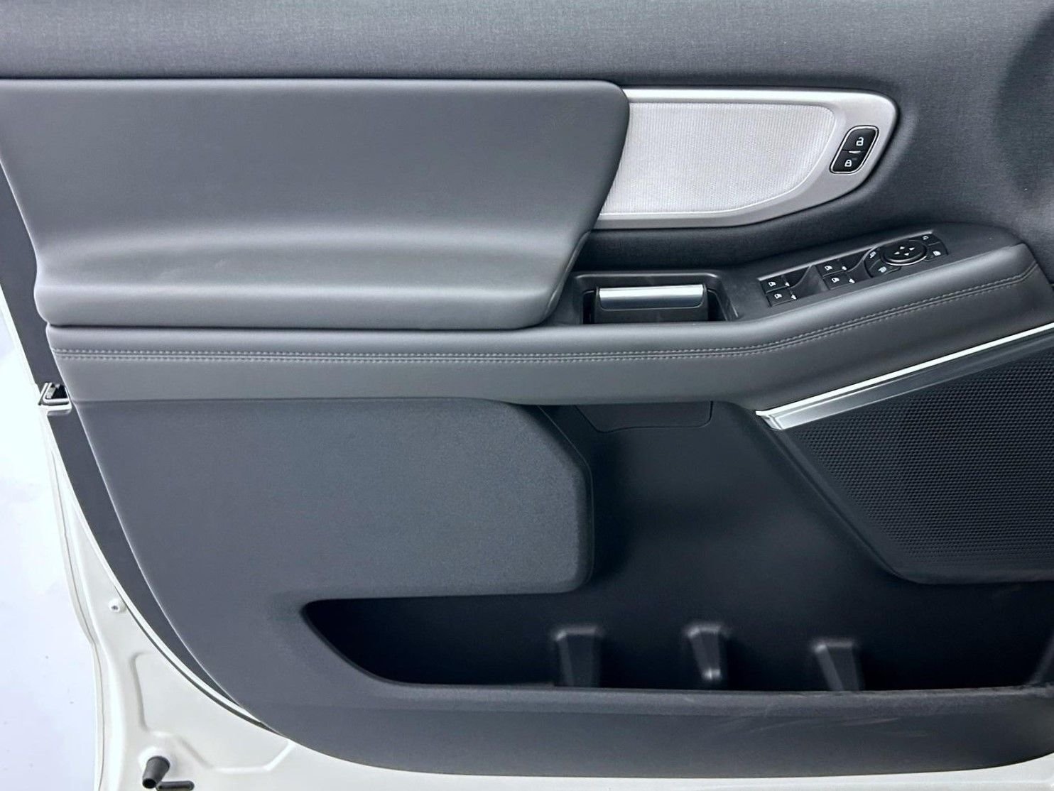 New 2026 Star White Metallic Tri-Coat Ford Active image 9
