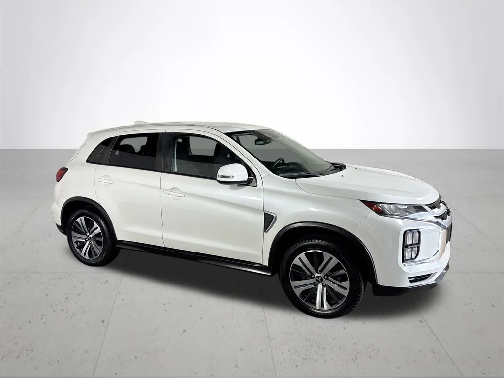 Used 2021 White Mitsubishi 2.0 SE image 4