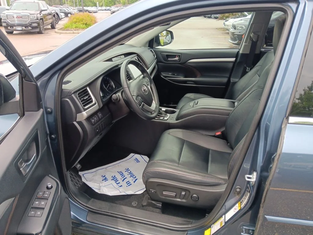 Used 2019 Shoreline Blue Pearl Toyota XLE image 27