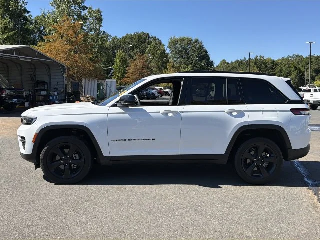Used 2023 White Jeep Altitude X image 10