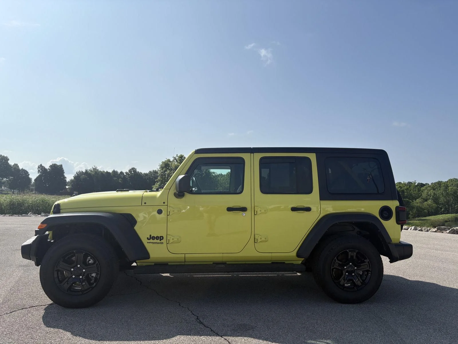 Used 2022 High Velocity Clearcoat Jeep Unlimited Sport S image 17