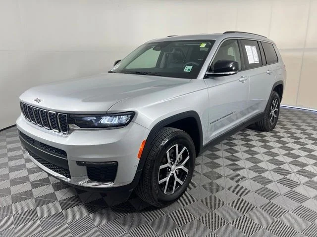 Used 2023 Silver Jeep Limited image 3