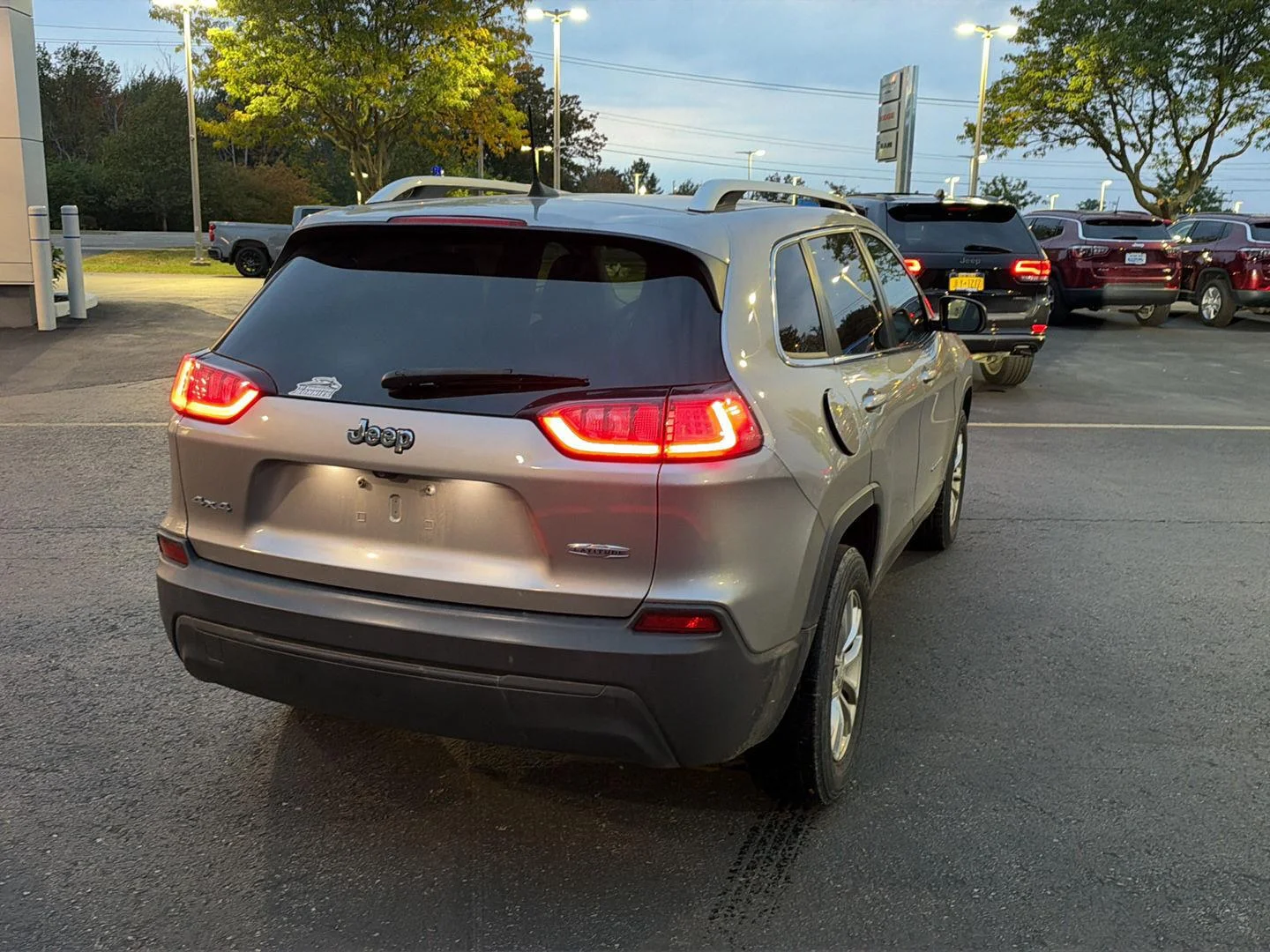 Used 2019 Billet Silver Metallic Clearcoat Jeep Latitude image 8