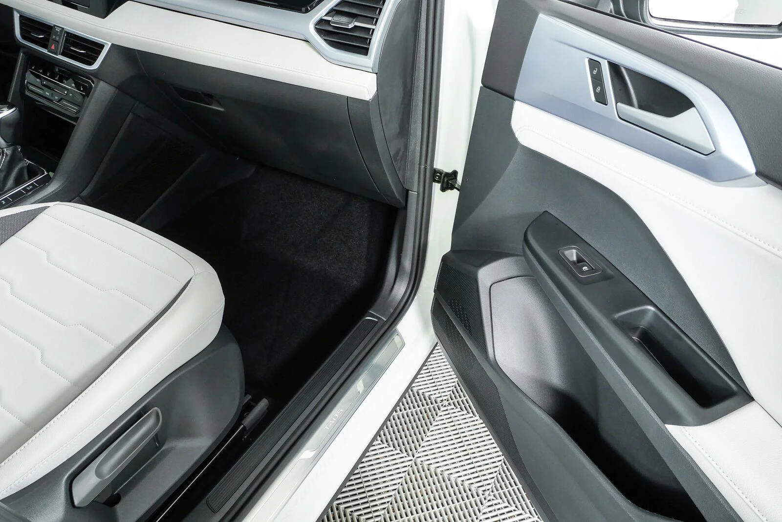 New 2026 Pure White Volkswagen SE image 25