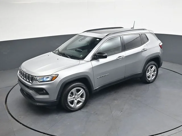 Used 2023 Silver Jeep Latitude image 29