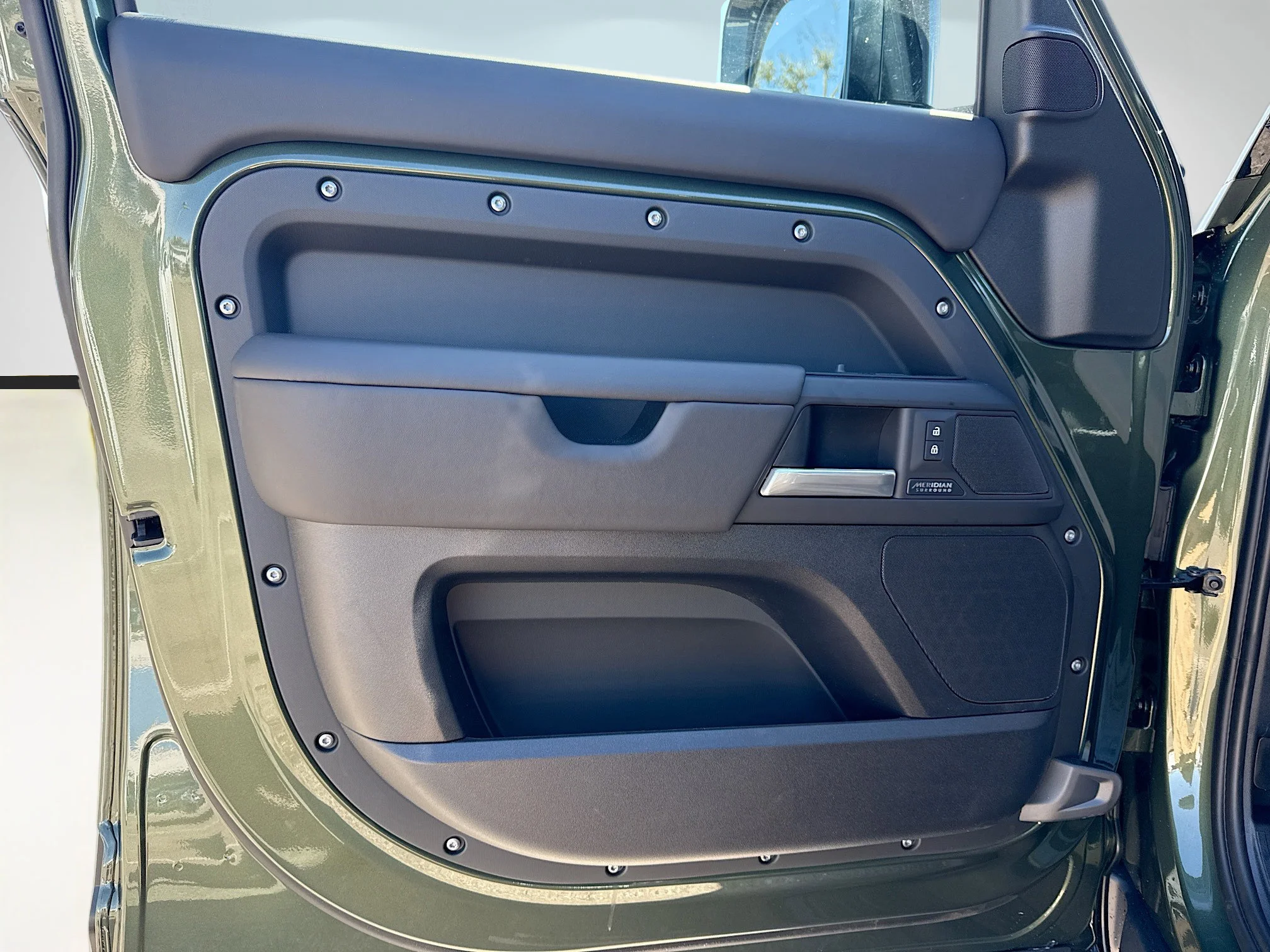 New 2026 Woolstone Green Metallic Land Rover X-Dynamic SE image 21