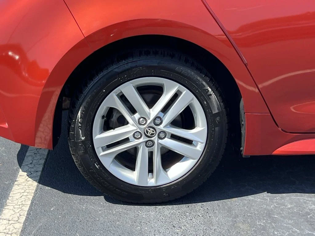 Used 2019  Toyota SE image 9
