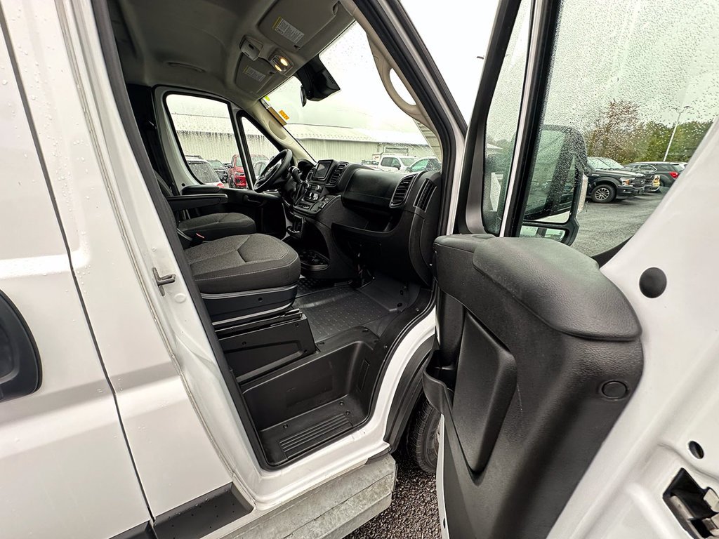 Used 2025 White Ram Base image 18