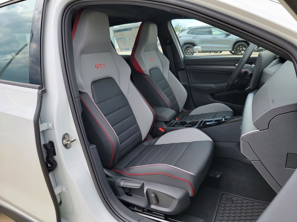 2025 Volkswagen Golf GTI SE - Photo 11