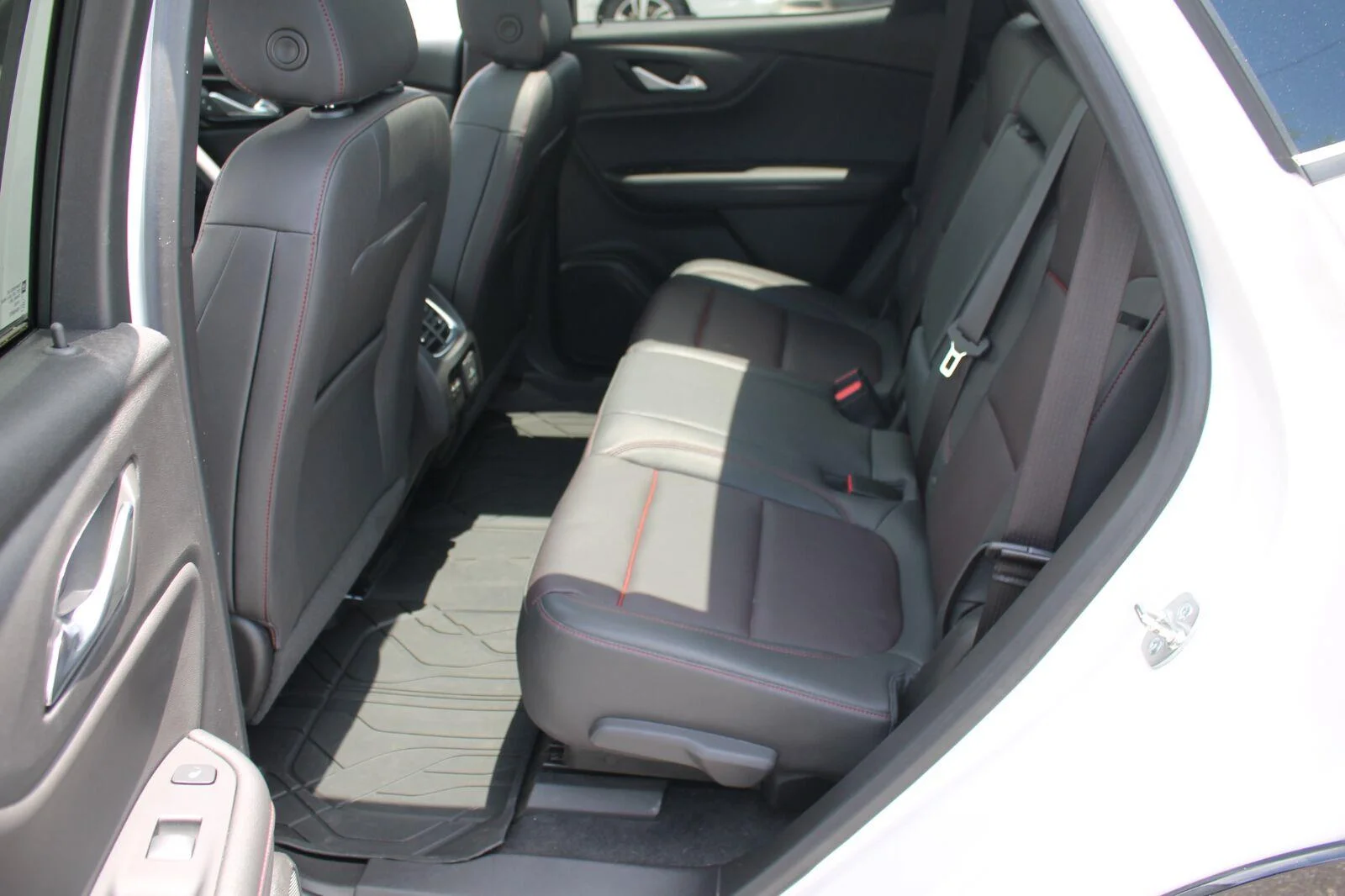 Used 2025 Iridescent Pearl Tricoat Chevrolet RS image 31