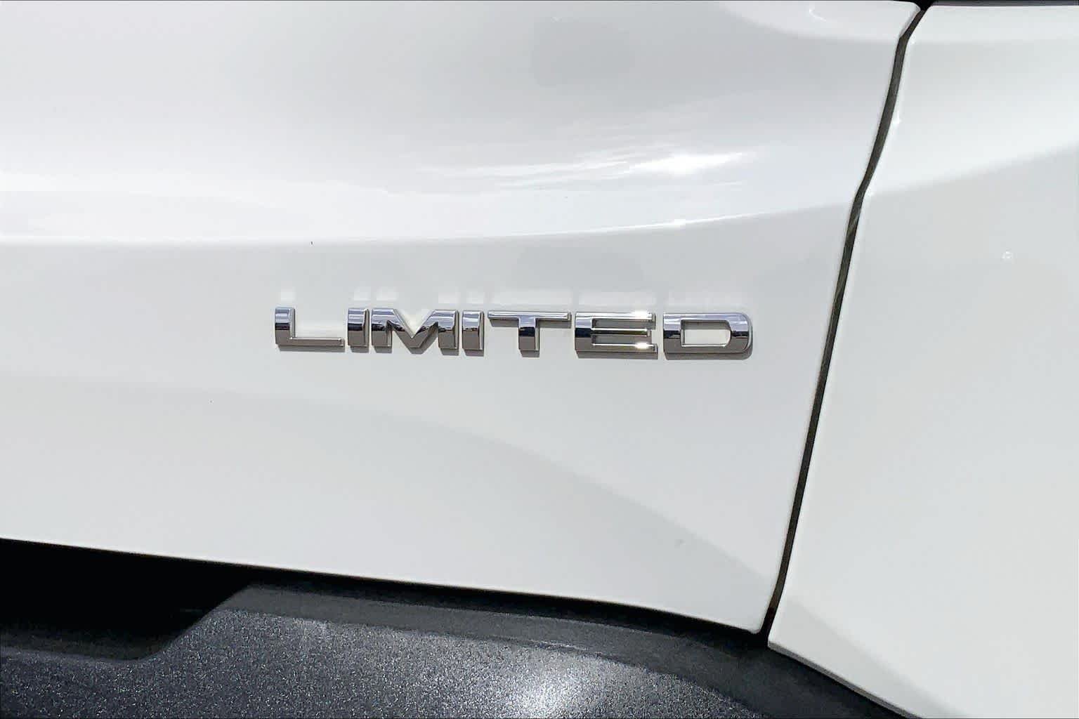 Used 2022 Alpine White Clearcoat Jeep Limited image 10