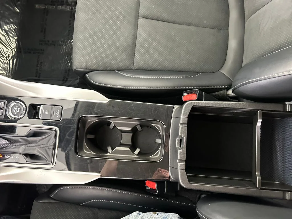 Used 2025 Silver Mitsubishi SE image 14