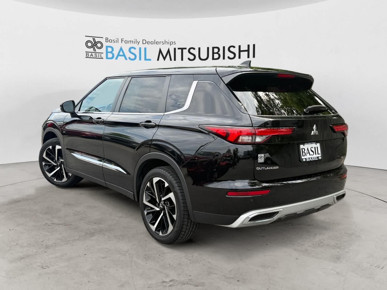 Used 2022 Labrador Black Pearl Mitsubishi SE image 3