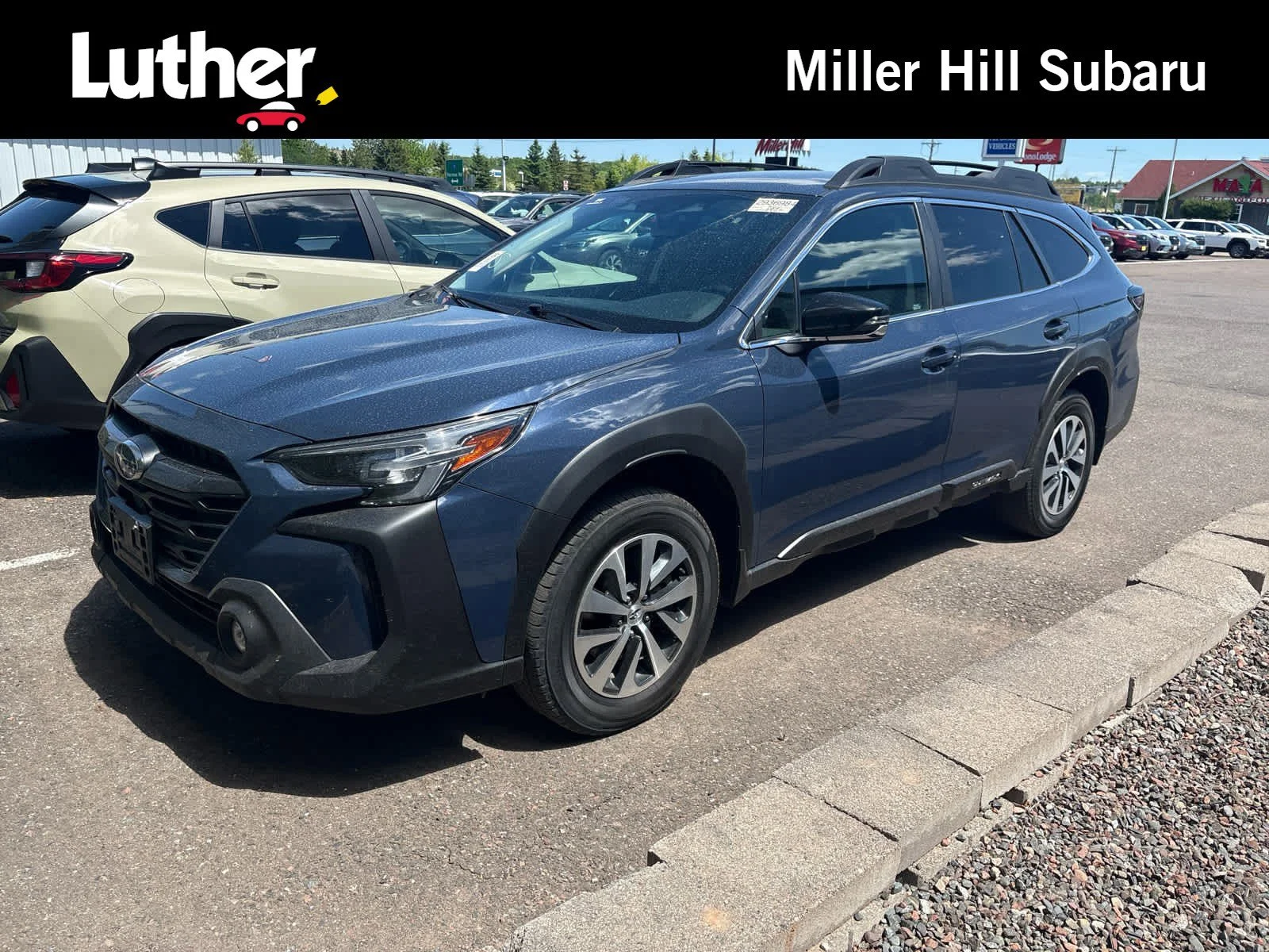 2024 Subaru Outback Premium's photo