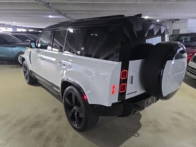 Used 2024 Fuji White Land Rover X-Dynamic SE image 3