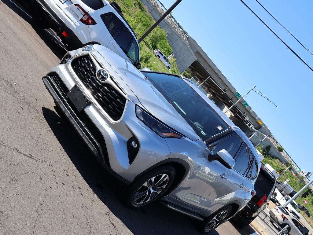 Used 2022 Silver Toyota XLE image 3