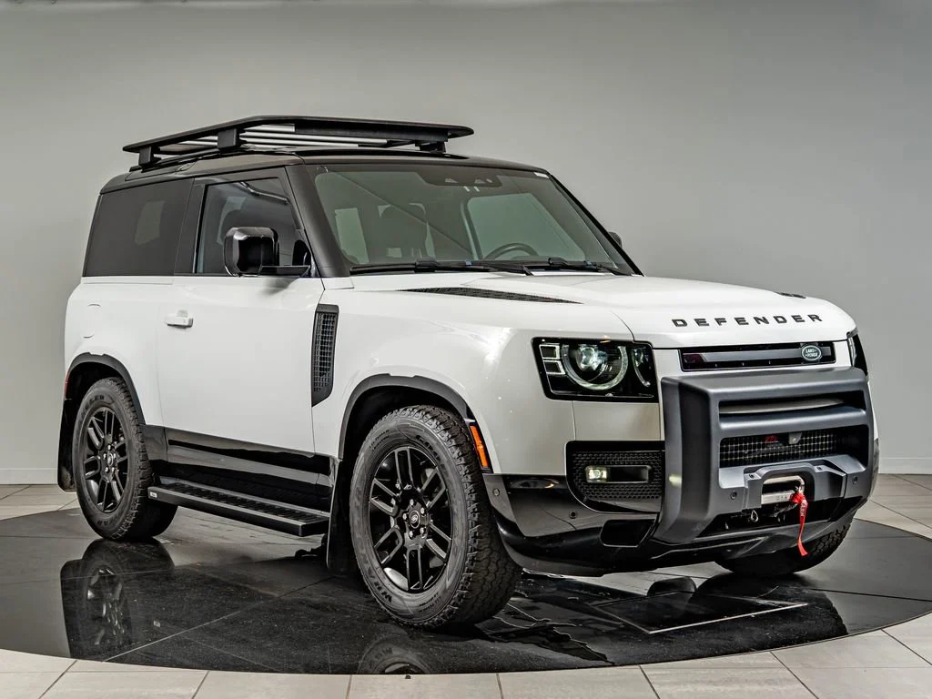 Used 2023 Fuji White Land Rover X-Dynamic SE image 3