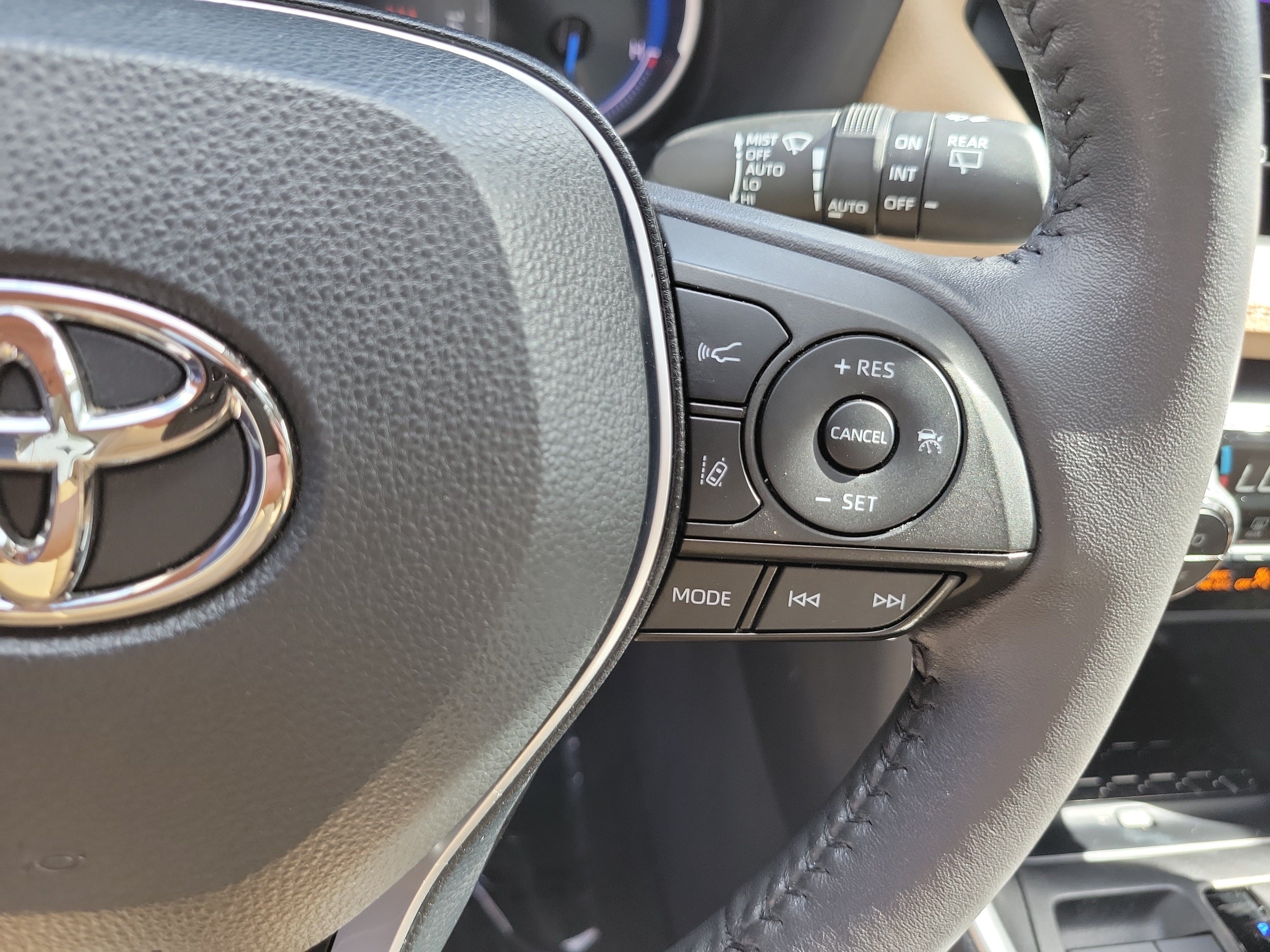 Used 2023 Lunar Toyota Hybrid XLE Premium image 29