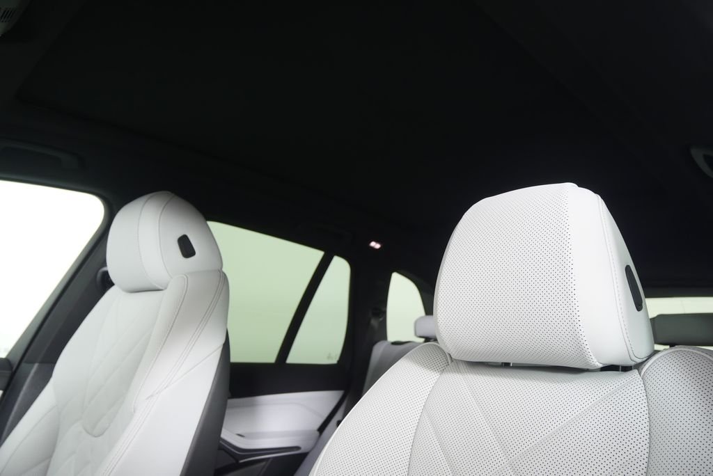 New 2026 Alpine White BMW sDrive40i image 11