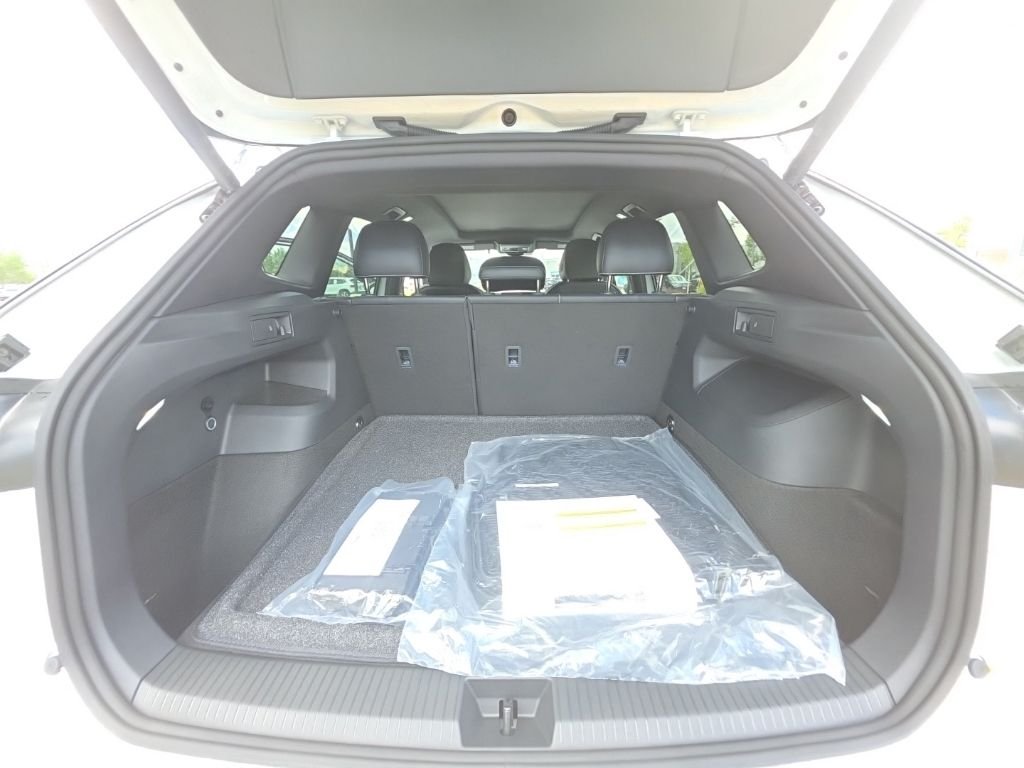 New 2026 Opal White w/Deep Black Roof Volkswagen 2.0T SE R-Line Black image 24