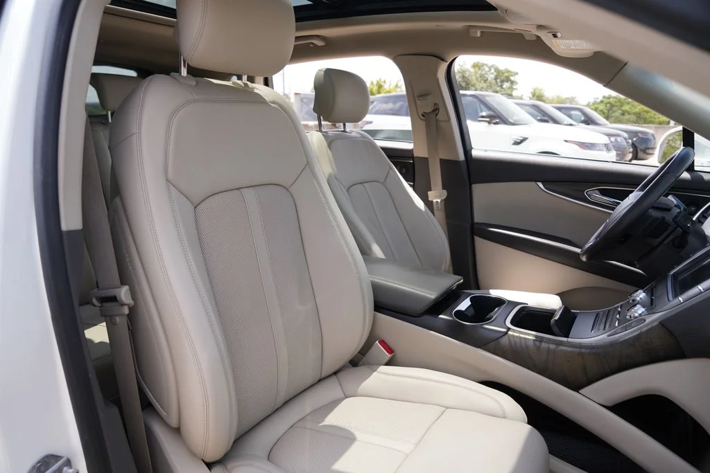 Used 2020 White Lincoln Reserve image 22