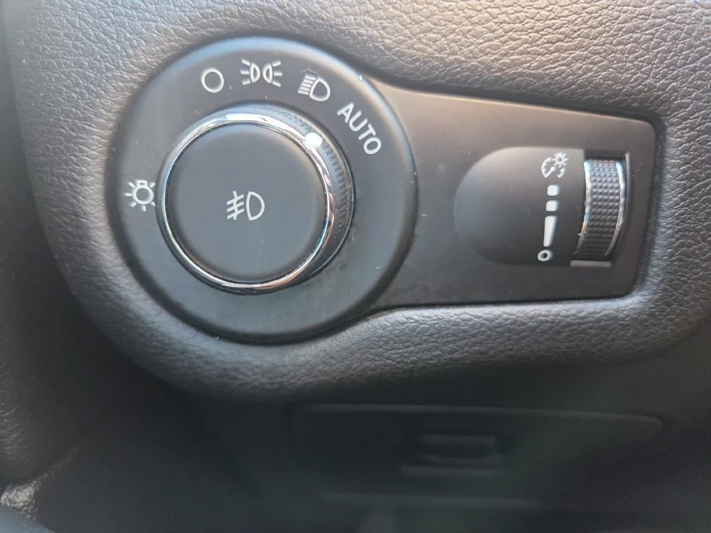Used 2018 Gray Jeep Latitude image 12