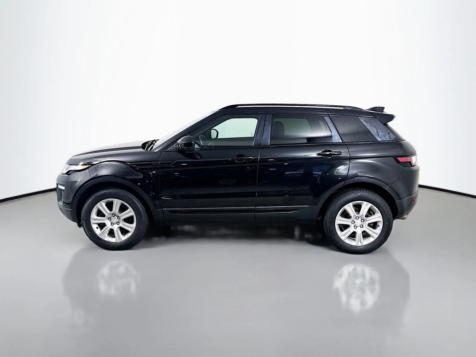 Used 2017  Land Rover SE image 4