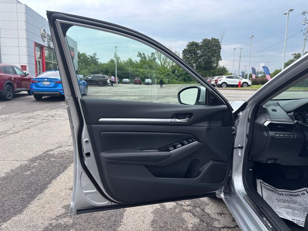 Used 2025 Silver Nissan 2.5 SL image 29
