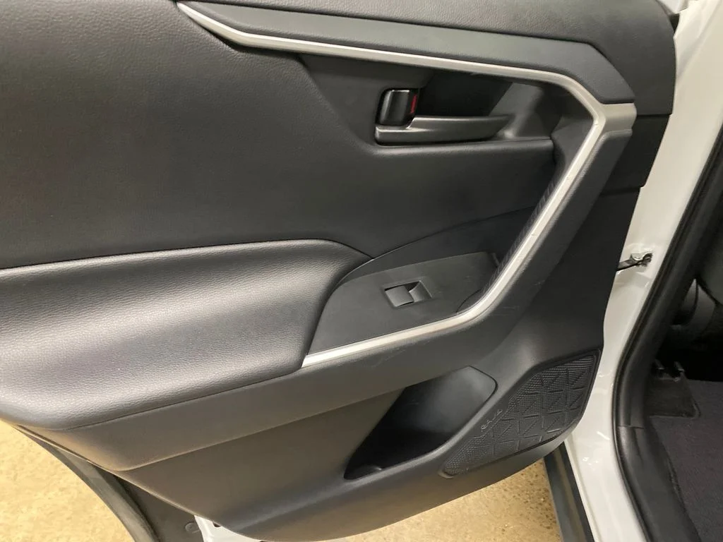 Used 2019 White Toyota LE image 13