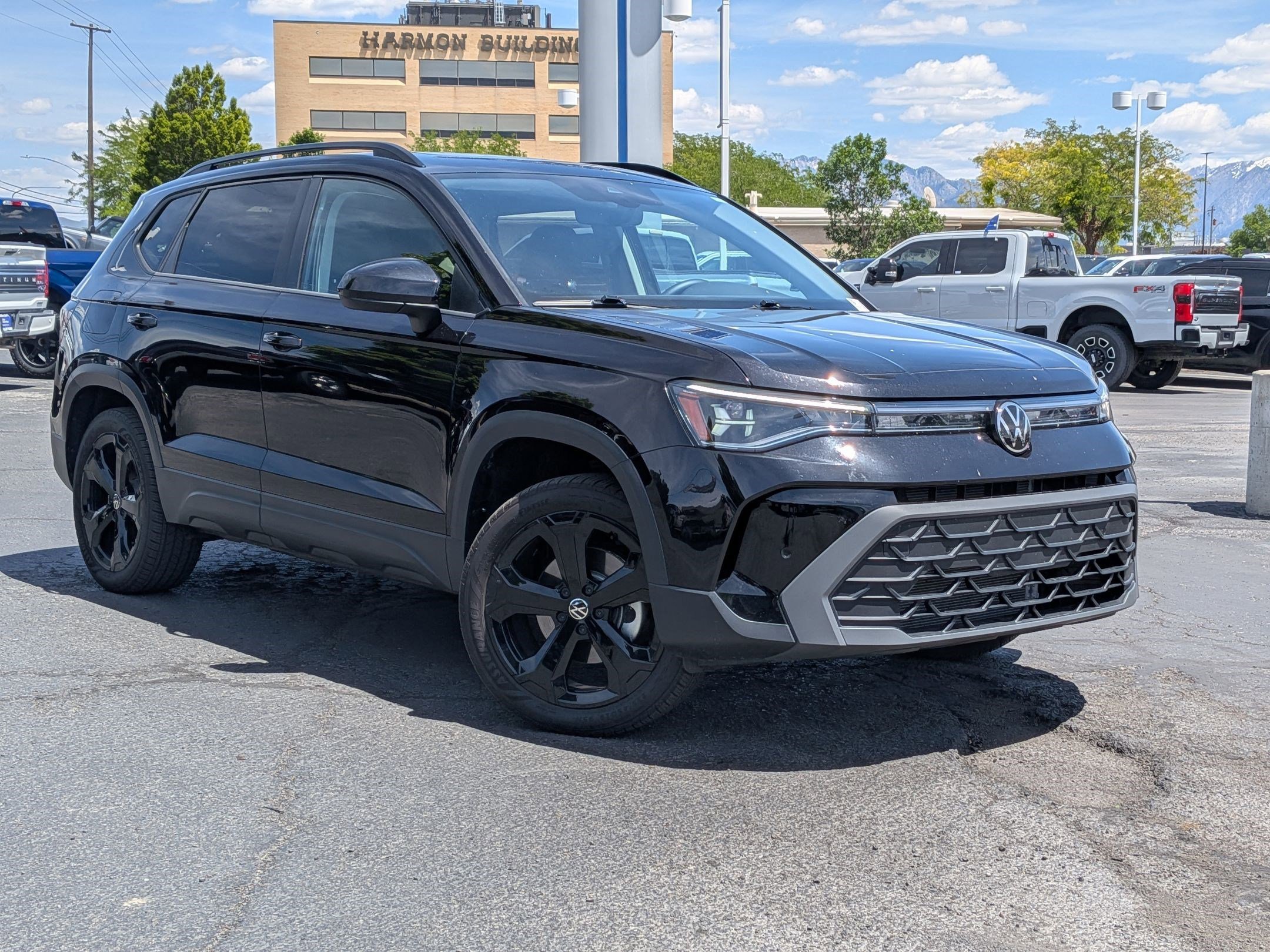 2025 Volkswagen Taos 1.5T SE Black 4Motion's photo