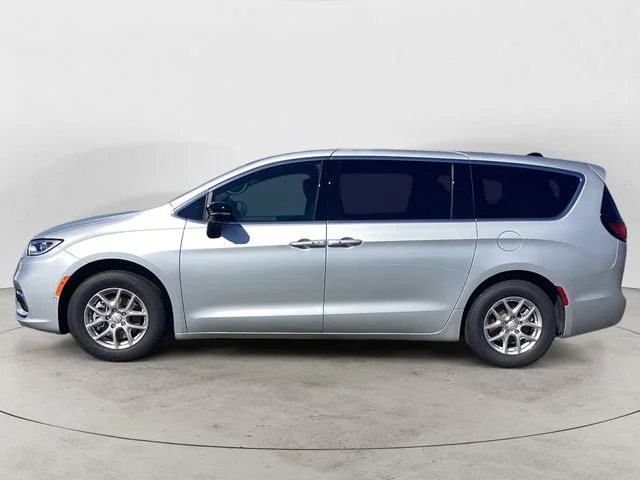 New 2026 Silver Mist Clearcoat Chrysler SELECT image 2