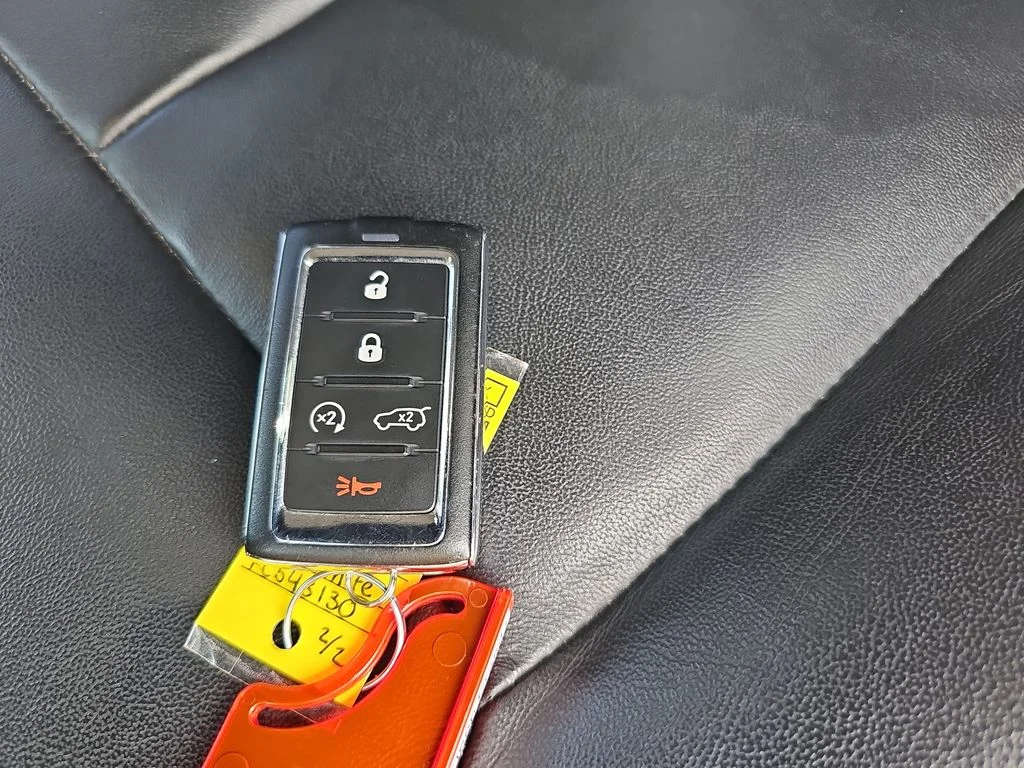 Used 2023 White/off-white Jeep Limited image 36