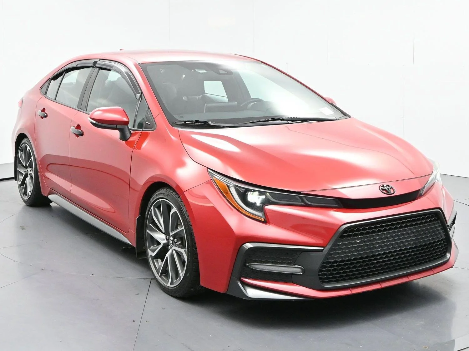 Used 2020 Barcelona Red Metallic Toyota SE image 2